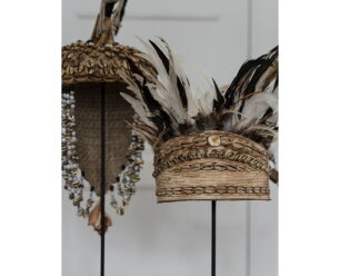 Balinese hoed met schelpen en veren