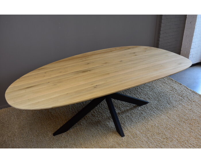 EIken eettafel organisch met spinpoot 180x100 cm