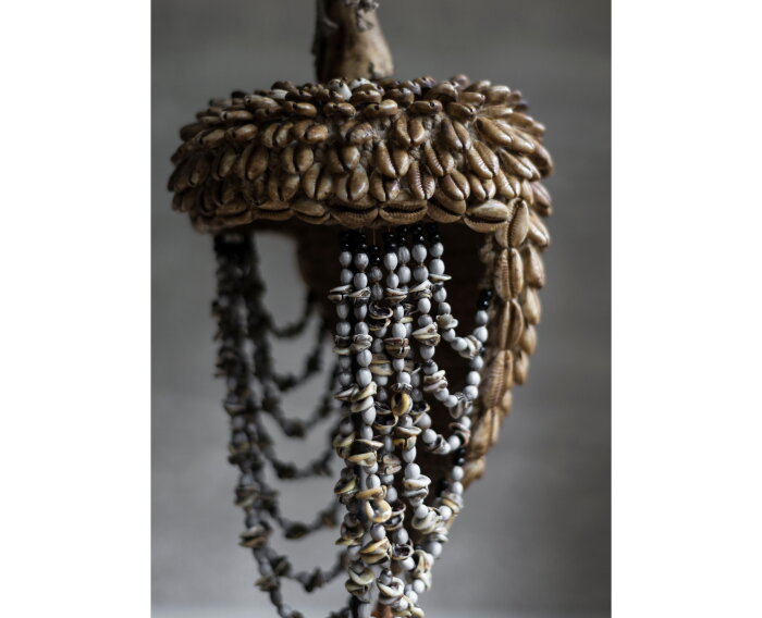 Balinese helm met schelpen en veren