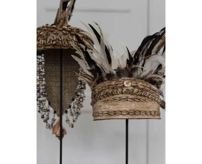 Balinese helm met schelpen en veren
