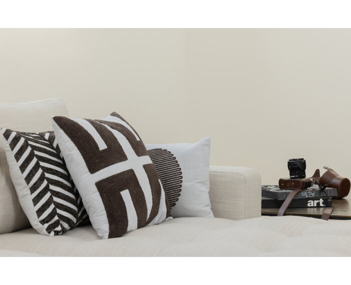 Isla Kussen Borduur Micro Velvet Chalkwhite 45x45cm - WOOOD Exclusive