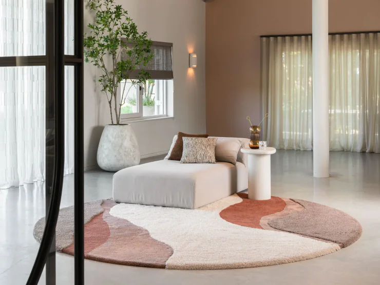 Brinker Zaya Plum vloerkleed met organische lijnen in een lichte woonkamer