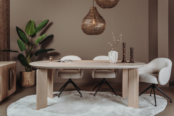 Tower Living Allure eettafel met Porto stoelen in een lichte eethoek
