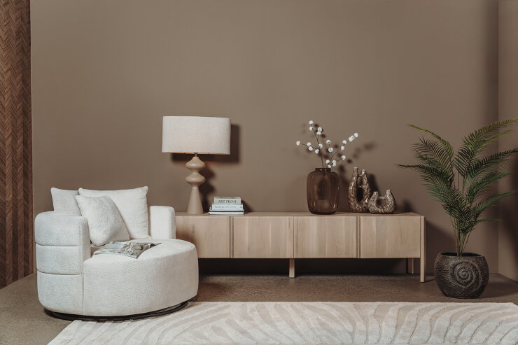 Tower Living Amalfi met Bolza fauteuil in een warm interieur