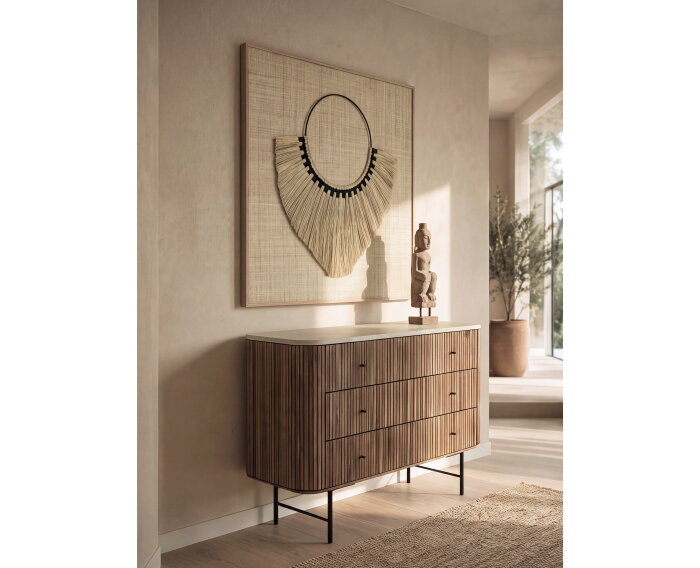 DTP home Lagoon dressoir met drie laden, teakhouten fronten en een licht bovenblad in een sfeervol interieur